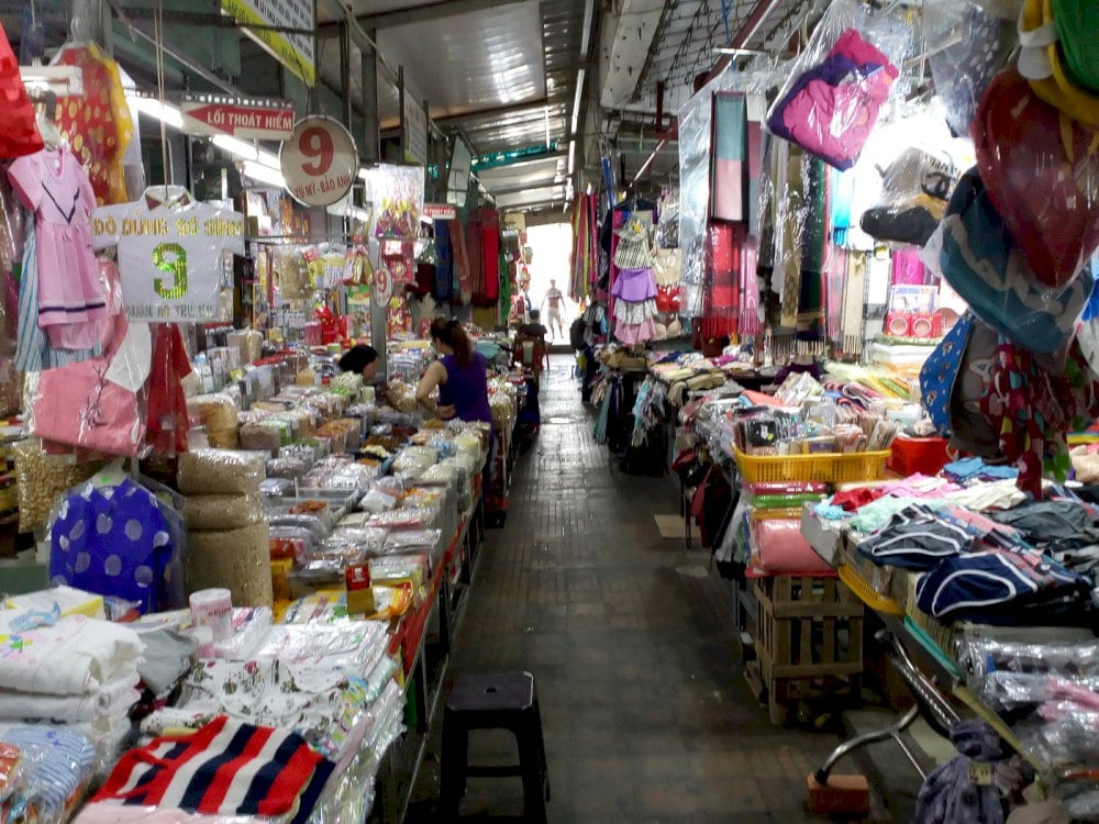 The paths in the market are quite spacious 